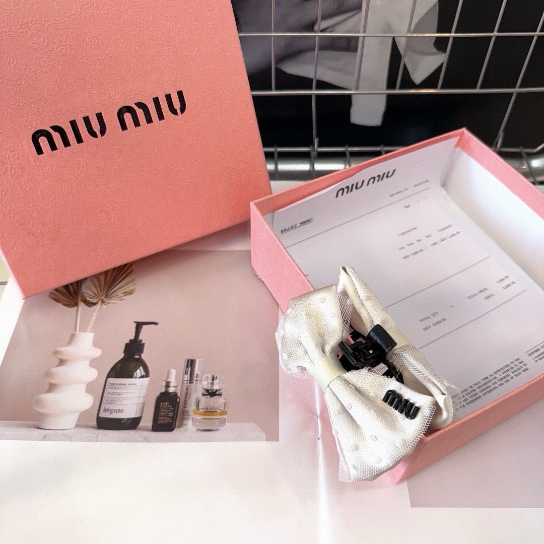 miumiu新款字母抓夹简单优雅实用百搭值得入手！黑白两色