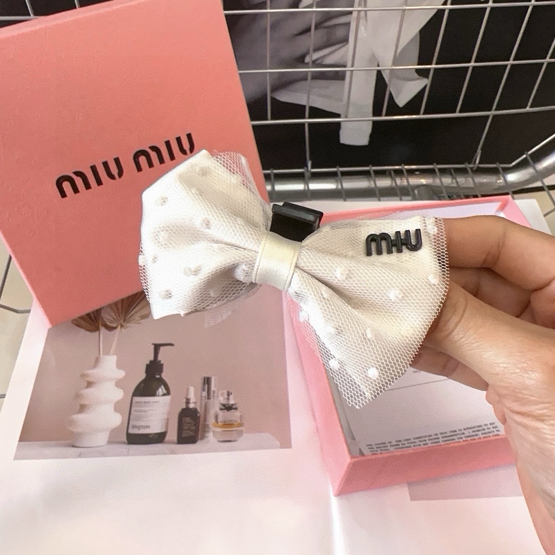 miumiu新款字母抓夹简单优雅实用百搭值得入手！黑白两色