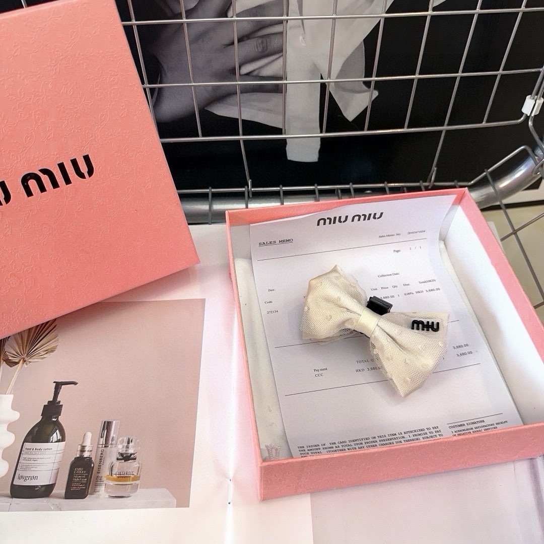 miumiu新款字母抓夹简单优雅实用百搭值得入手！黑白两色