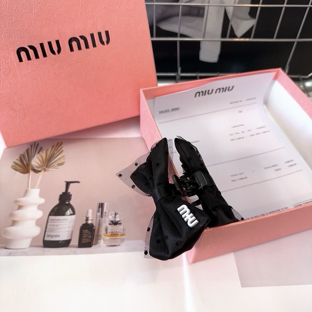 miumiu新款字母抓夹简单优雅实用百搭值得入手！黑白两色