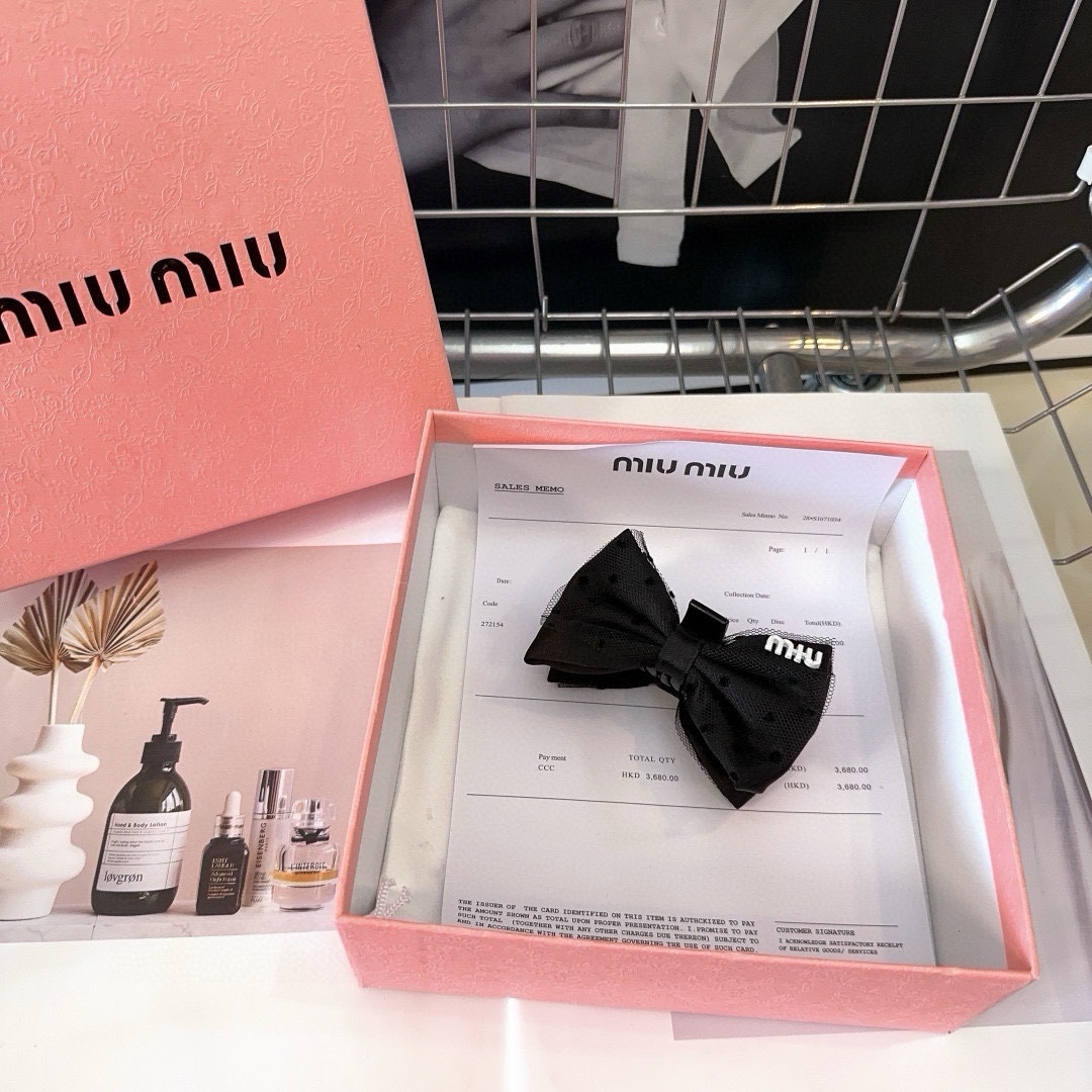 miumiu新款字母抓夹简单优雅实用百搭值得入手！黑白两色