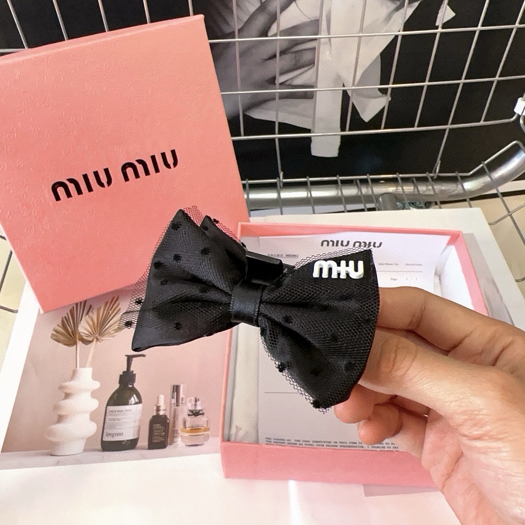 miumiu新款字母抓夹简单优雅实用百搭值得入手！黑白两色