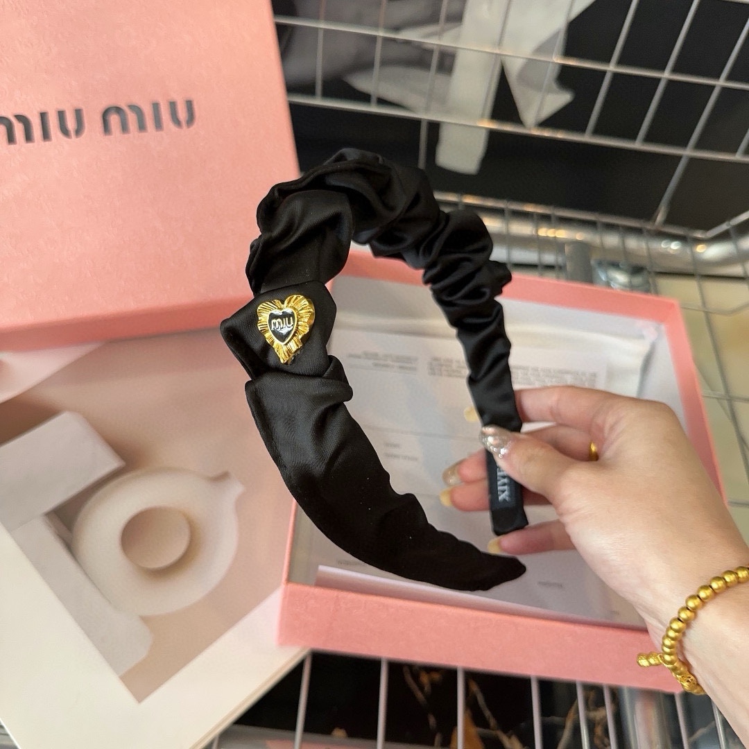 miumiu新款发箍简单优雅实用百搭值得入手！黑白两色