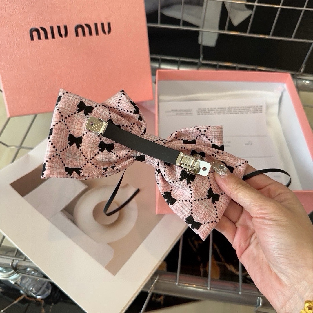 miumiu新款鸭嘴顶夹简单优雅实用百搭值得入手！超级好看