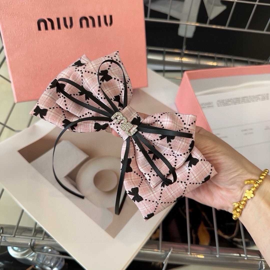 miumiu新款鸭嘴顶夹简单优雅实用百搭值得入手！超级好看