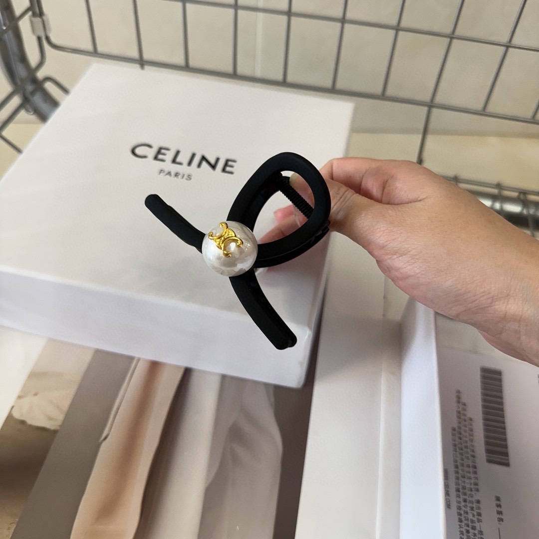 CELINE赛琳凯旋门新款皮质抓夹简单实用时尚大方！女神必备单品