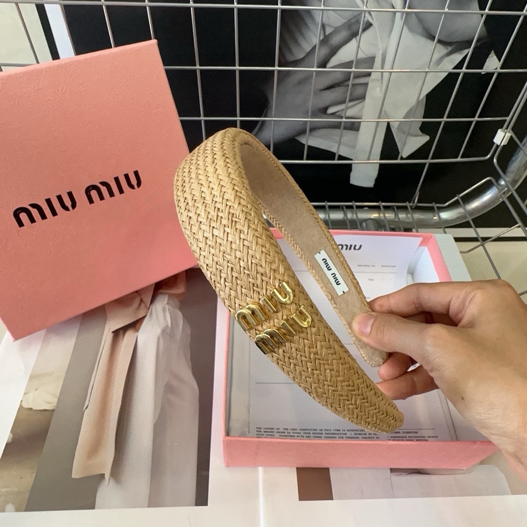 miumiu新款字母发箍简单优雅实用百搭值得入手！