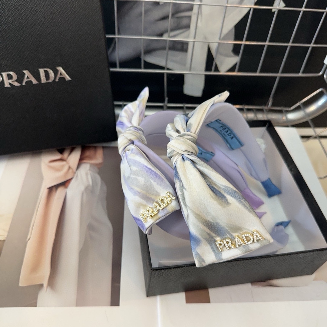 NO:285122,P packing box PRADA's latest P home hairband, elegant little fairy is worth buying, very easy to match, temperament and tasteful hairpins, hairpins, prada, prada, hairpins19860909P 配包装盒 PRADA（普拉达）最新款P家发箍,优雅的小仙女值得入手 非常好搭配 气质有品位发夹,发夹,prada,prada,hairpins,accessory
