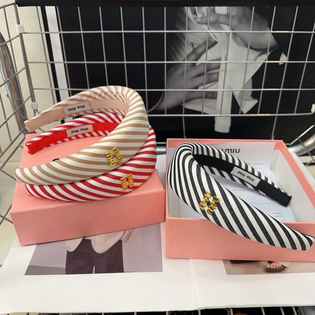 NO:285124,P packing box miumiu new letter headband, fashionable stripes, simple and elegant, practical and versatile, worth buying!  hairpins, hairpins, miumiu, hairpins19860909P 配包装盒 miumiu新款字母发箍,时尚条纹,简单优雅,实用百搭,值得入手！发夹,发夹,miumiu,hairpins,accessory