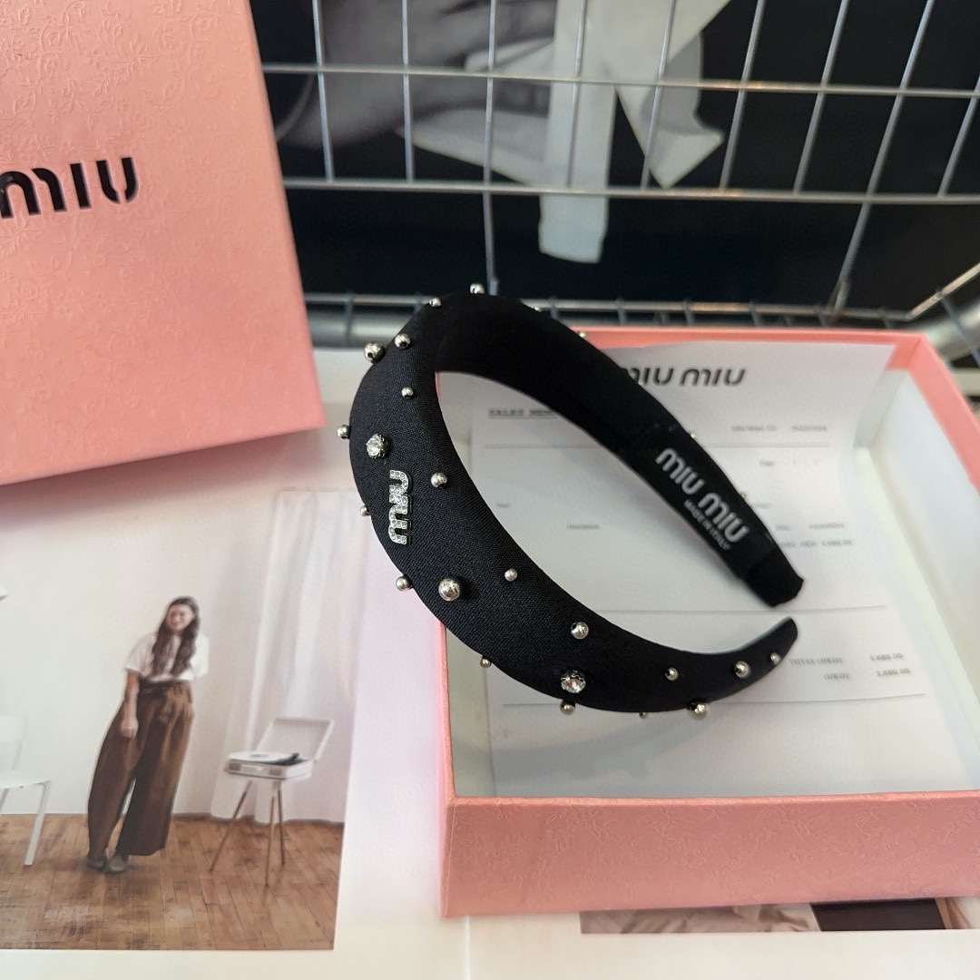 NO:285111,P with packaging box Miumiu's new letter headband, simple and elegant, practical and versatile, very beautiful!  My little sister is worth buying hairpins, hairpins, miumiu, hairpins19860909P 配包装盒 miumiu新款字母发箍,简单优雅,实用百搭,非常好看！小姐姐值得入手发夹,发夹,miumiu,hairpins,accessory