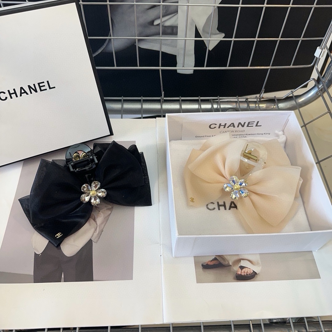 NO:285115,P with packaging box Chanel's latest small fragrance clip, super beautiful!  A very famous lady style, a must-have for a little fairy... Hairpins, hairpins, chanel, chanel, hairpins19860909P 配包装盒 Chanel (香奈儿)最新款小香抓夹,超级好看！名媛范儿十足,小仙女必备…发夹,发夹,chanel,chanel,hairpins,accessory