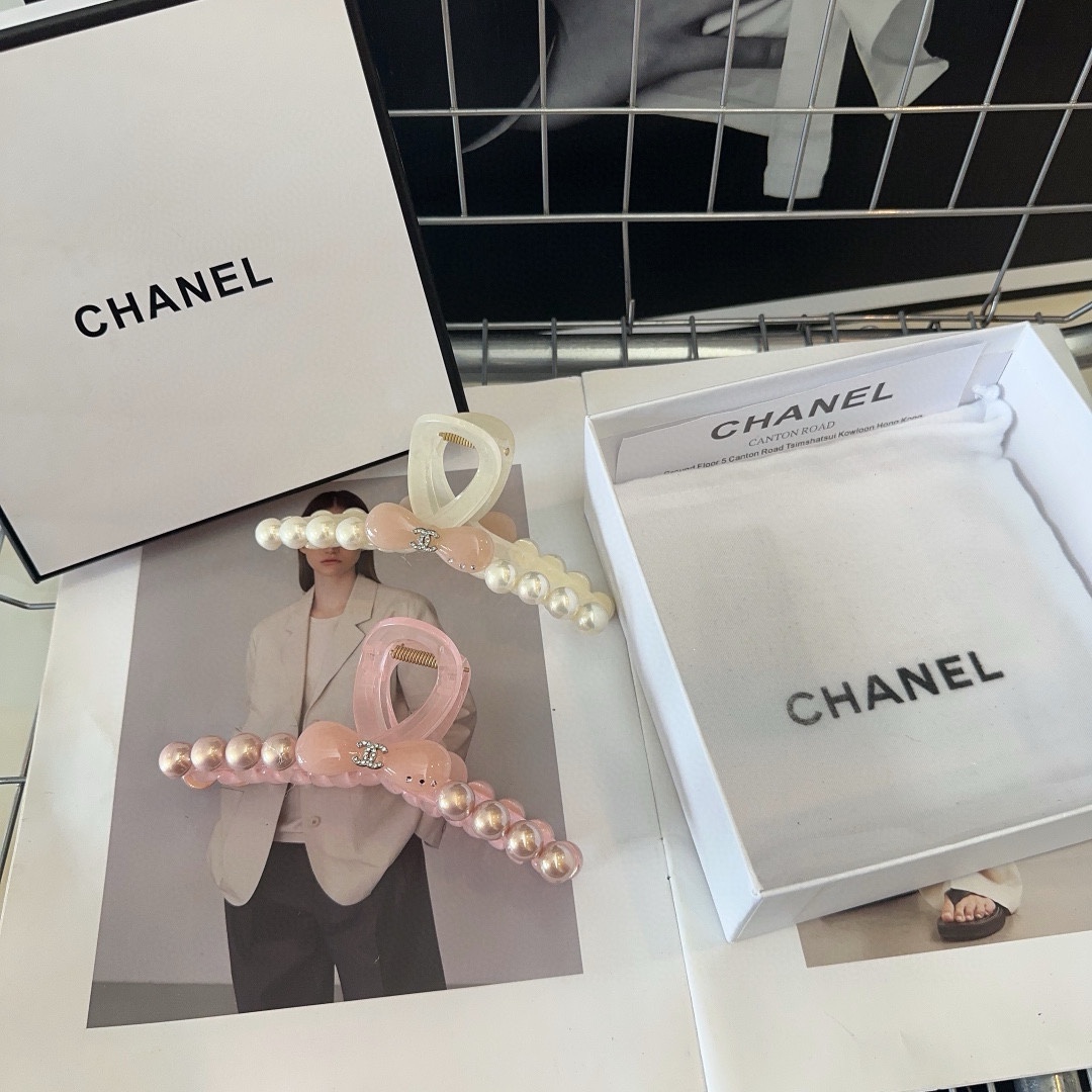 NO:285117,P with packaging box Chanel (Chanel) latest small-scented clip, super beautiful!  A very famous lady style, a must-have for a little fairy... Hairpins, hairpins, chanel, chanel, hairpins19860909P 配包装盒 Chanel (香奈儿)最新款小香爆款抓夹,超级好看！名媛范儿十足,小仙女必备…发夹,发夹,chanel,chanel,hairpins,accessory