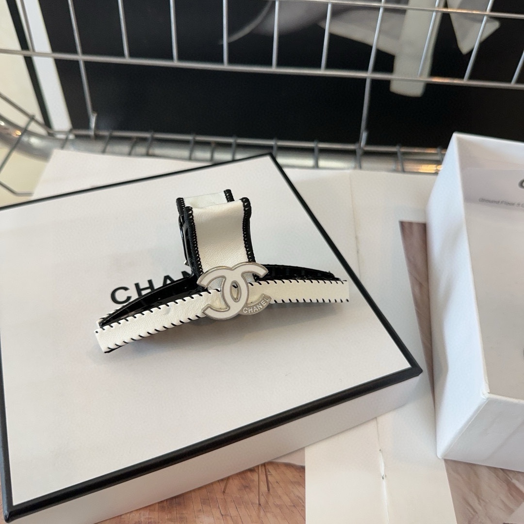 NO:285125,P packing box Chanel (Chanel) latest small fragrance clip, simple and versatile, fashionable and fashionable products. The fairy's eyes closed and hairpin, hairpin, chanel, chanel, hairpins19860909P 配包装盒 Chanel（香奈儿）最新款小香抓夹,简单百搭,时尚潮品 小仙女闭眼入发夹,发夹,chanel,chanel,hairpins,accessory