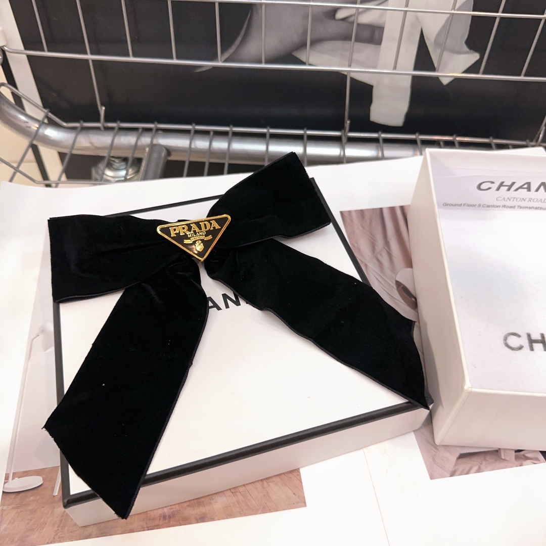 NO:285130,P with packaging box PRADA (Prada) hits!  Retro classic spring top clip, fashionable and trendy, super versatile!  Goddess essential items hairpins, hairpins, prada, prada, hairpins19860909P 配包装盒 PRADA（普拉达）爆款来啦！ 复古经典弹簧顶夹,时尚潮流,超级百搭！女神必备单品发夹,发夹,prada,prada,hairpins,accessory