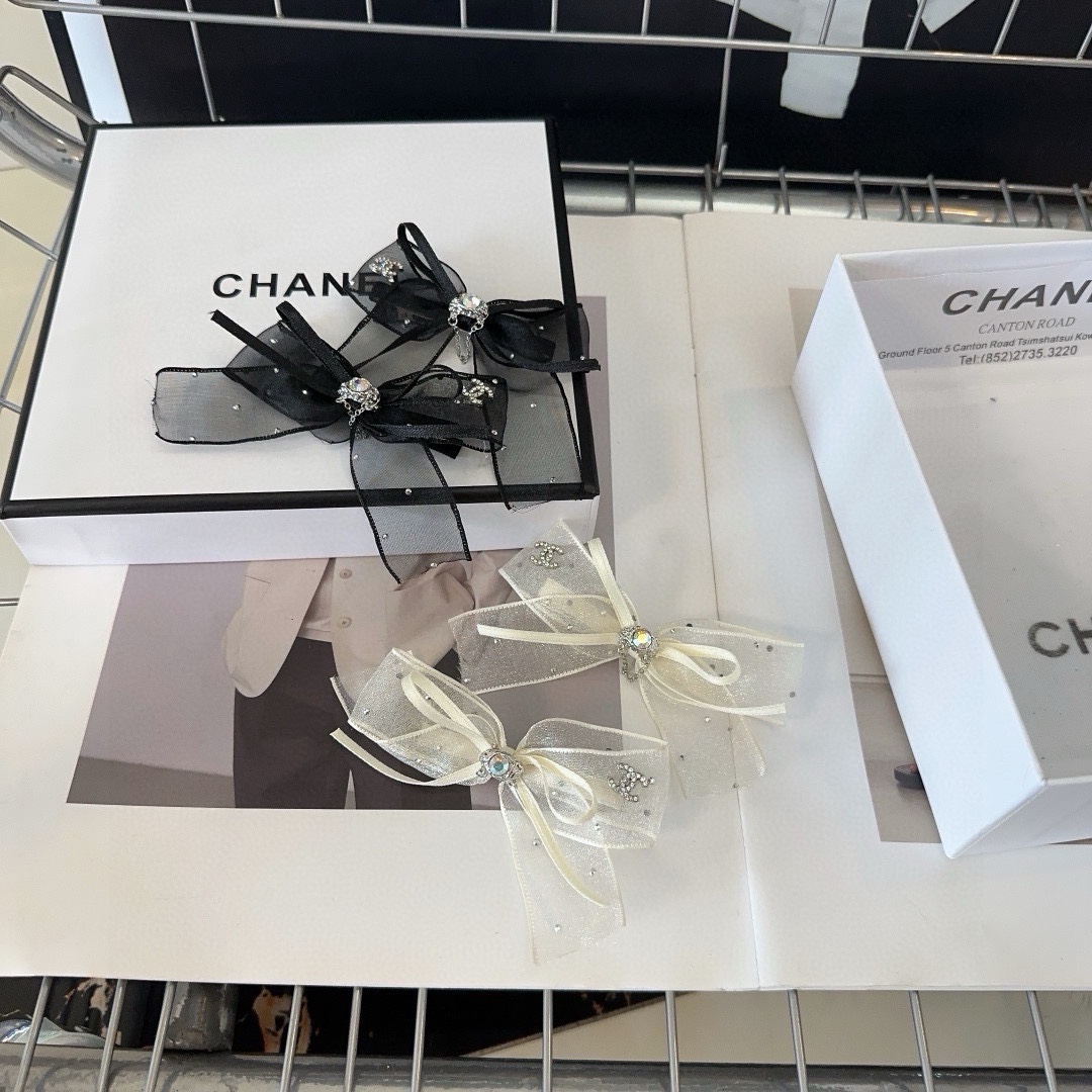NO:285136,P with packaging box (one pair) Chanel's latest small fragrant hair edge clip, simple and practical, fashionable and trendy!  A must-have for fairies…hairpins, hairpins, chanel, chanel, hairpins19860909P 配包装盒（一对） Chanel (香奈儿)最新小香发边夹,简单实用,时尚潮流！小仙女必备…发夹,发夹,chanel,chanel,hairpins,accessory