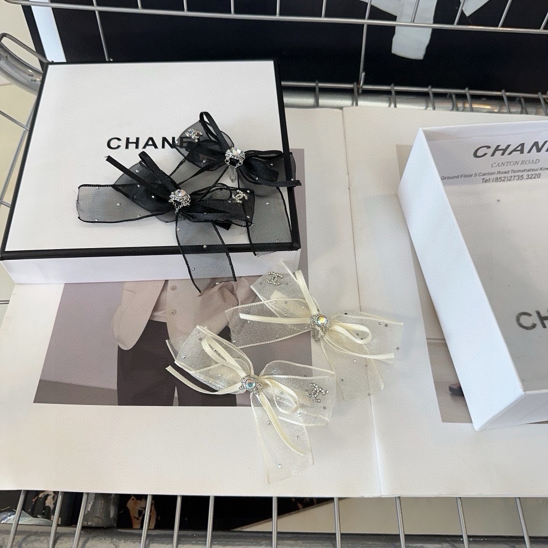 NO:285010,P with packaging box (one pair) Chanel's latest small fragrant hair edge clip, simple and practical, fashionable and trendy!  A must-have for fairies…hairpins, hairpins, chanel, chanel, hairpins19860909P 配包装盒（一对） Chanel (香奈儿)最新小香发边夹,简单实用,时尚潮流！小仙女必备…发夹,发夹,chanel,chanel,hairpins,accessory