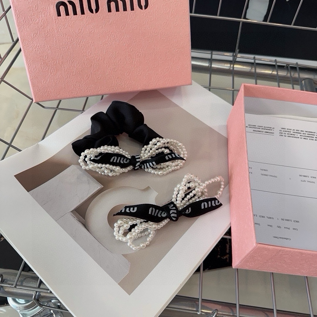 NO:285026,P with packaging box (single) Miumiu new letter hair ring, simple and elegant, practical and versatile, very worth buying hairpins, hairpins, miumiu, hairpins19860909P 配包装盒（单个） miumiu新款字母发圈,简单优雅,实用百搭,非常值得入手发夹,发夹,miumiu,hairpins,accessory