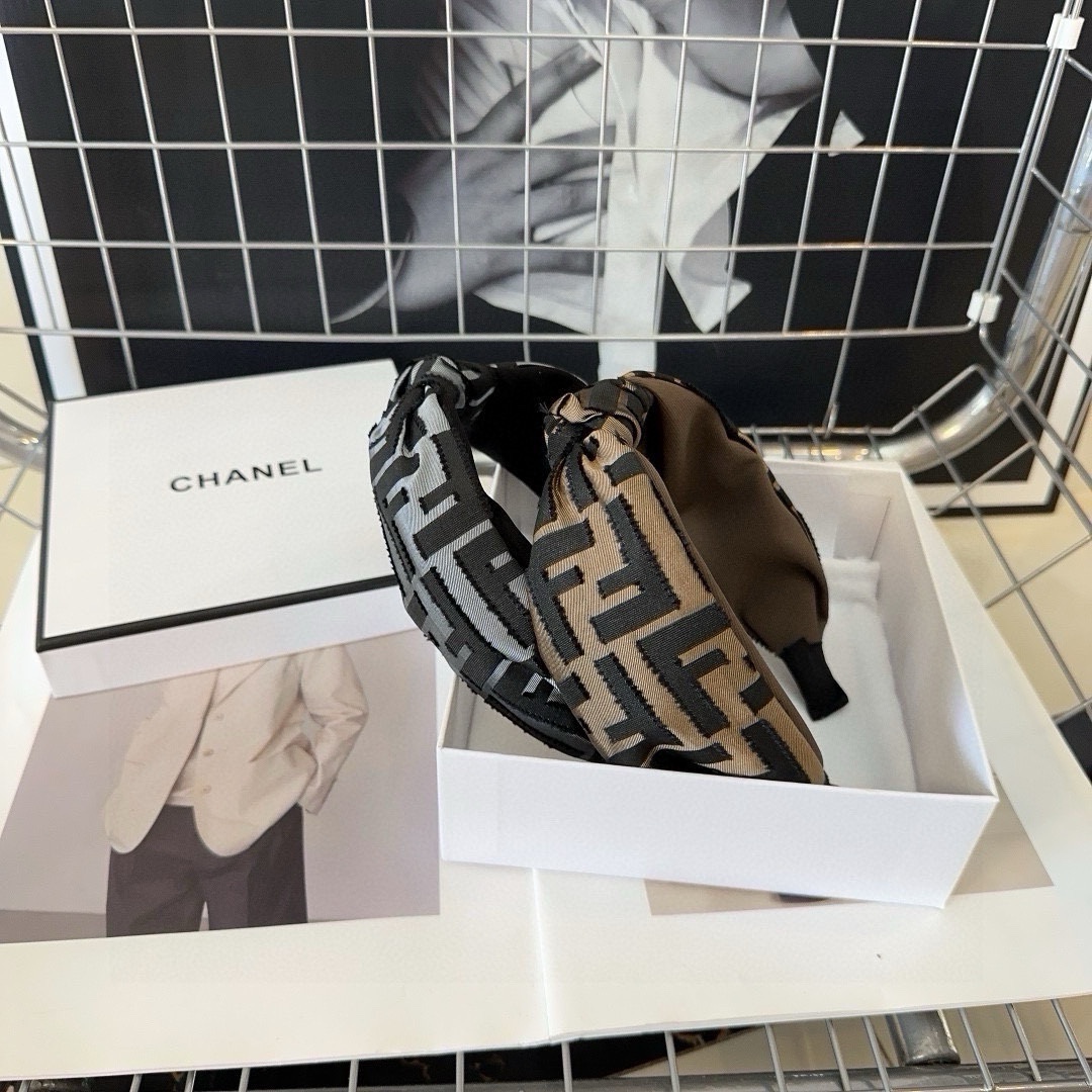 NO:285039,P packing box FENDI (Fendi) new F headband, retro temperament and beauty, simple and versatile, the young lady closes her eyes and enters... Hairpins, hairpins, fendi, fendi, fendi, hairpins19860909P 配包装盒 FENDI（芬迪）新款F发箍,复古气质美,简约百搭,小姐姐闭眼入…发夹,发夹,fendi,fendi,hairpins,accessory