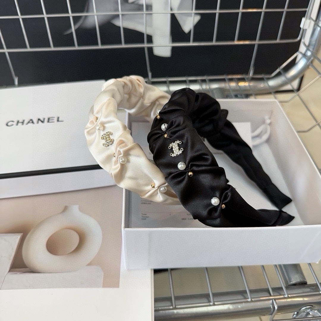 NO:285042,P with packaging box Chanel (Chanel) is a very beautiful little fragrant pearl headband, a beautiful one!  Fashionable products, must-have for little fairies... Hairpins, hairpins, chanel, chanel, hairpins19860909P 配包装盒 Chanel (香奈儿)非常好看的小香珍珠发箍,绝美的一款！时尚潮品,小仙女必备…发夹,发夹,chanel,chanel,hairpins,accessory