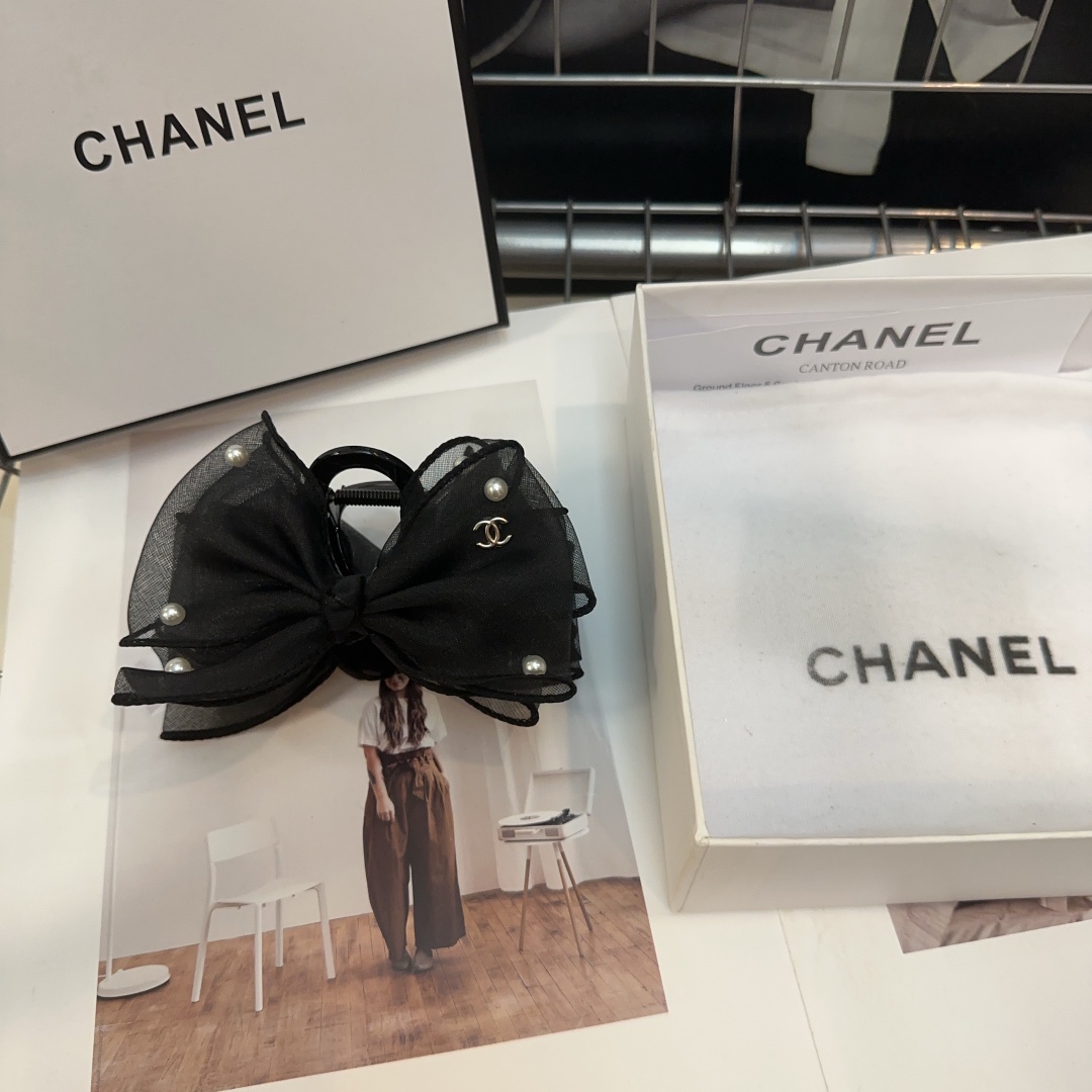 NO:285045,P with packaging box Chanel's latest small fragrance clip is super good-looking!  A very famous lady style, a must-have for a little fairy... Hairpins, hairpins, chanel, chanel, hairpins19860909P 配包装盒 Chanel (香奈儿)最新款小香抓夹超级好看！名媛范儿十足,小仙女必备…发夹,发夹,chanel,chanel,hairpins,accessory