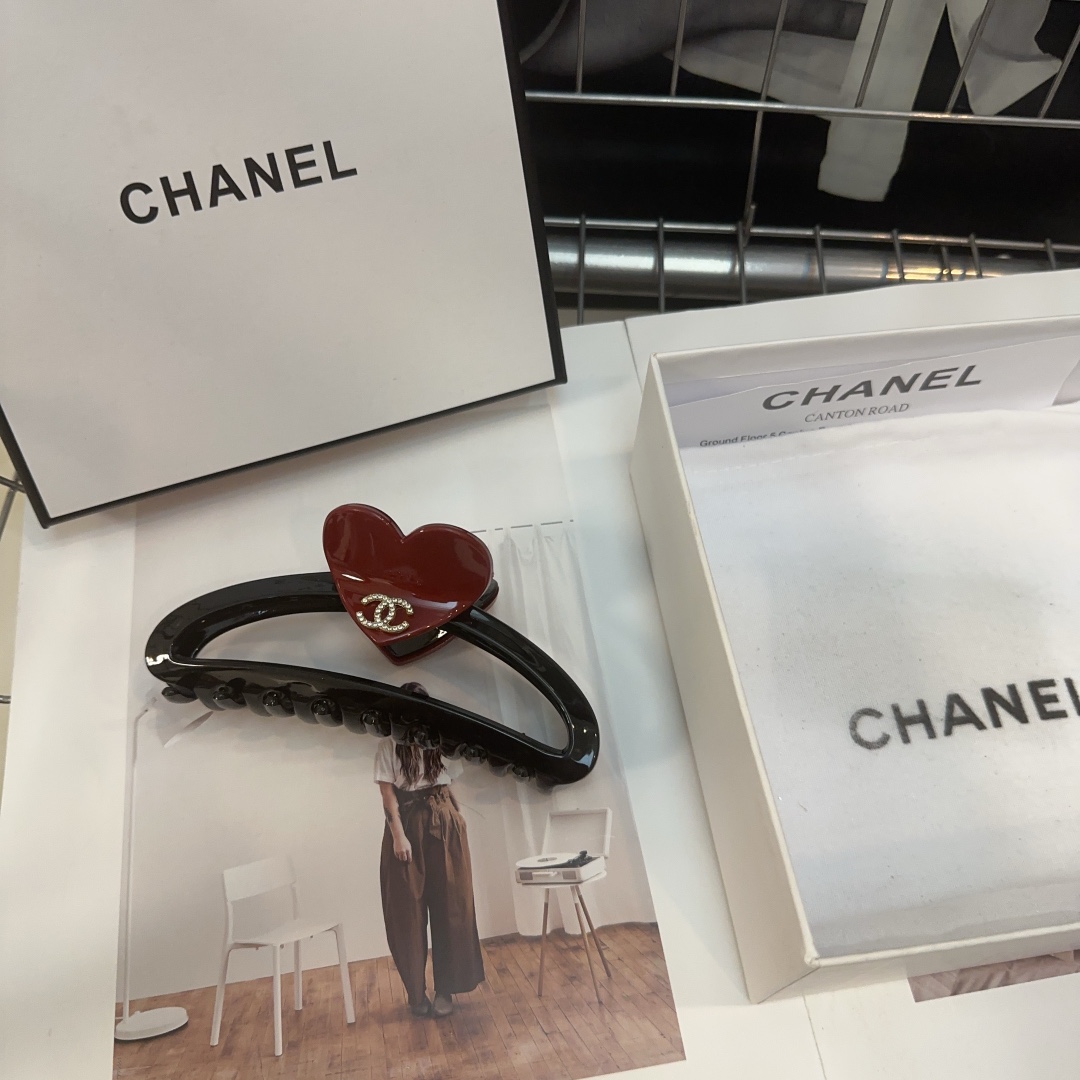 NO:285048,P with packaging box Chanel (Chanel) latest model of hot love clip, super beautiful!  A very famous lady style, a must-have for a little fairy... Hairpins, hairpins, chanel, chanel, hairpins19860909P 配包装盒 Chanel (香奈儿)最新款小香爆款爱心抓夹,超级好看！名媛范儿十足,小仙女必备…发夹,发夹,chanel,chanel,hairpins,accessory