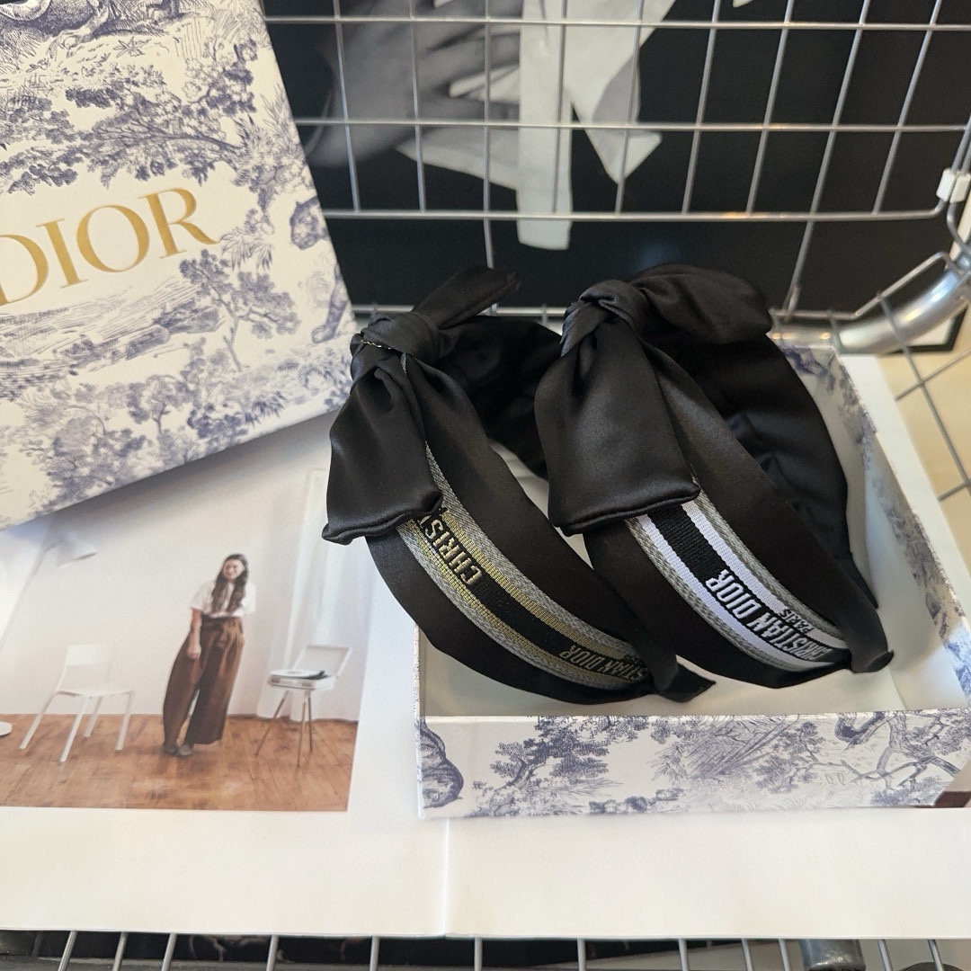 NO:285216,With packaging box Dior D's new headband, fashionable and versatile!  Simple and practical, essential hairpins for young ladies, hairpins, dior, dior, dior, hairpins19860909配包装盒 Dior（迪奥）D家新款发箍,时尚百搭！简单实用 小姐姐必备发夹,发夹,dior,dior,dior,hairpins,accessory