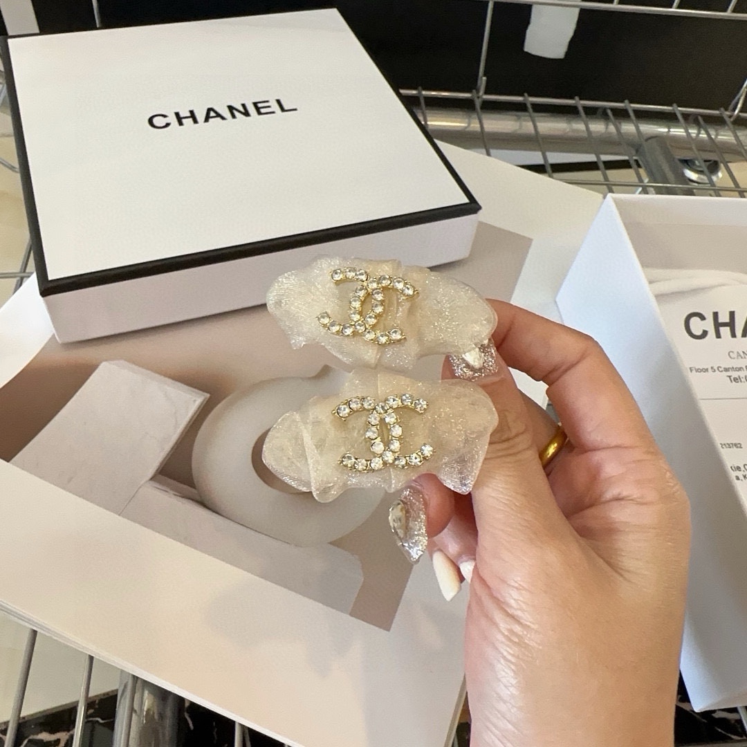 NO:285226,P with packaging box (one pair) Chanel (Chanel) latest hot-scented side clip bangs, a beautiful one!  A must-have for fairies…hairpins, hairpins, chanel, chanel, hairpins19860909P 配包装盒（一对） Chanel (香奈儿)最新小香爆款边夹刘海夹,绝美的一款！小仙女必备…发夹,发夹,chanel,chanel,hairpins,accessory