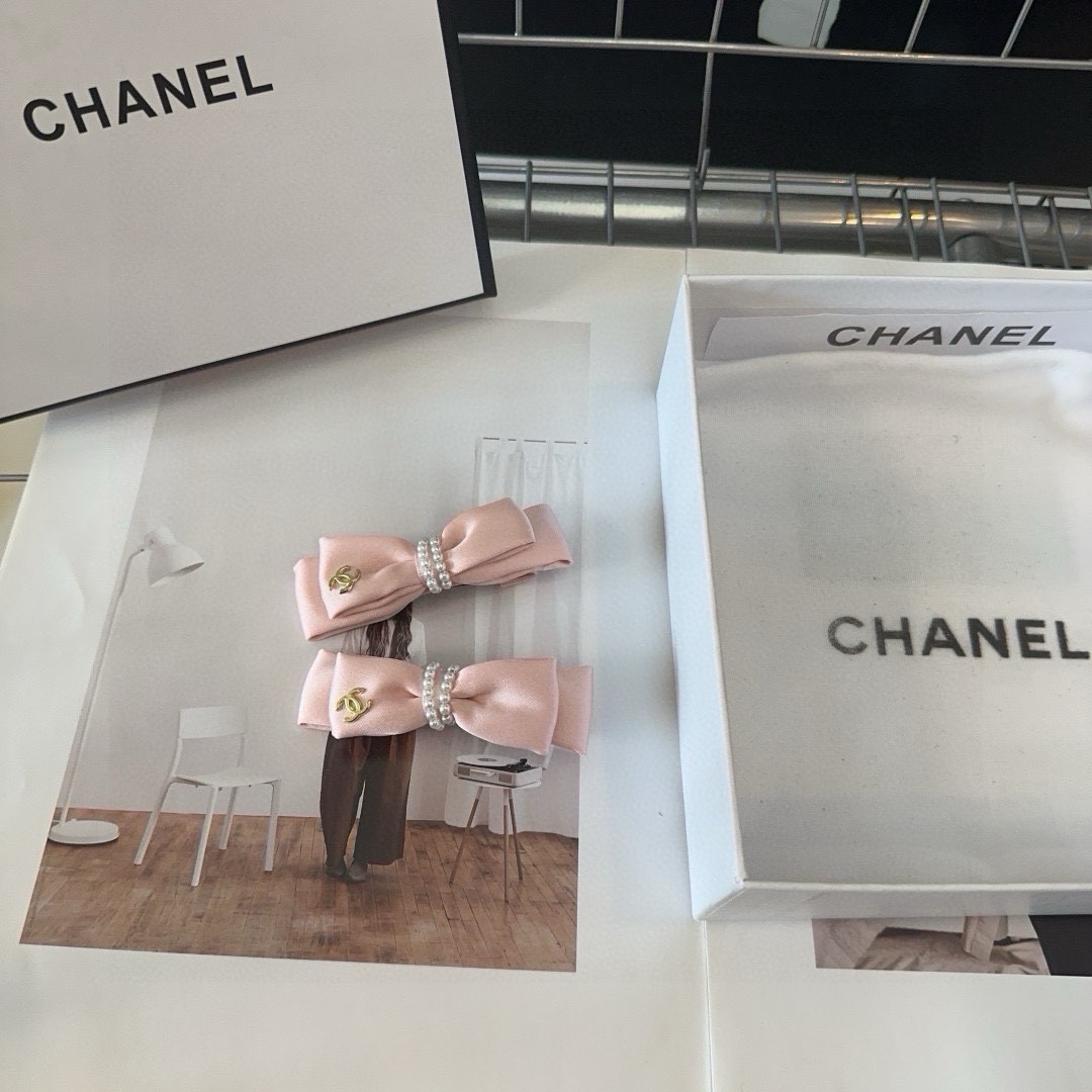 NO:285227,P with packaging box (one pair) Chanel's latest small fragrance edge clip bang clip, simple and elegant, fashionable and trendy!  A must-have for fairies…hairpins, hairpins, chanel, chanel, hairpins19860909P 配包装盒（一对） Chanel (香奈儿)最新小香边夹刘海夹,简单优雅,时尚潮流！小仙女必备…发夹,发夹,chanel,chanel,hairpins,accessory