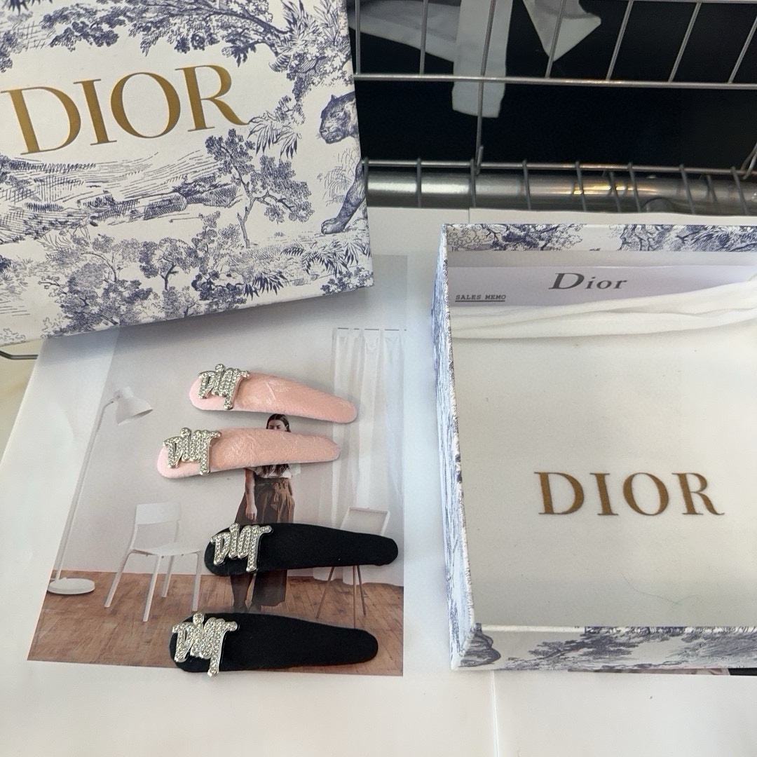 NO:285230,With packaging box (one pair) Dior new side clip bangs, summer fresh series, fashionable and versatile!  Simple and practical, essential hairpins, hairpins, dior, dior, hairpins19860909配包装盒（一对） Dior（迪奥）新款边夹刘海夹,夏日小清新系列,时尚百搭！简单实用 小姐姐必备发夹,发夹,dior,dior,hairpins,accessory