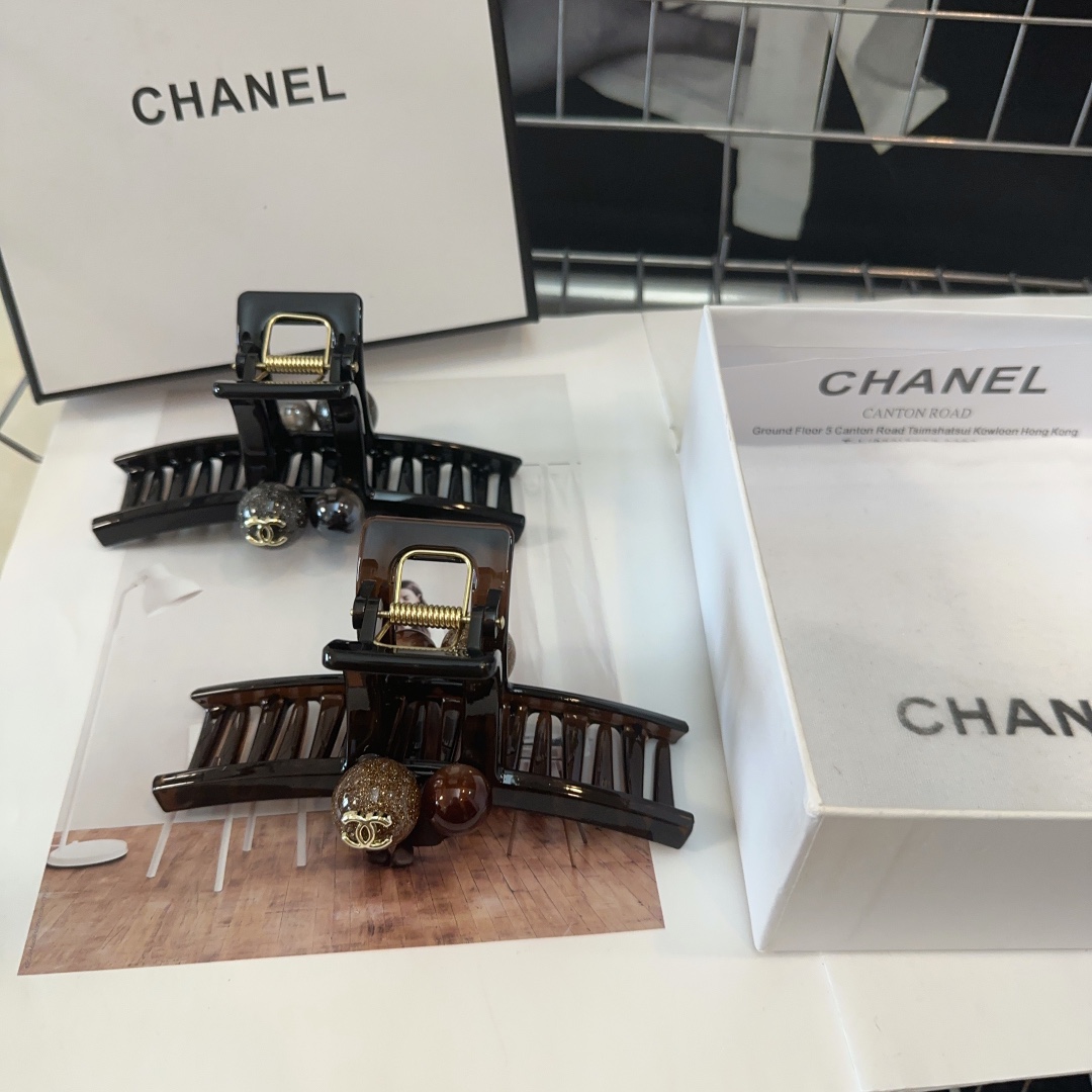NO:285233,P with packaging box Chanel's latest small fragrance clip, super beautiful!  Practical and versatile style, a must-have for little fairies... Hairpins, hairpins, chanel, chanel, hairpins19860909P 配包装盒 Chanel (香奈儿)最新款小香抓夹,超级好看！实用百搭款,小仙女必备…发夹,发夹,chanel,chanel,hairpins,accessory