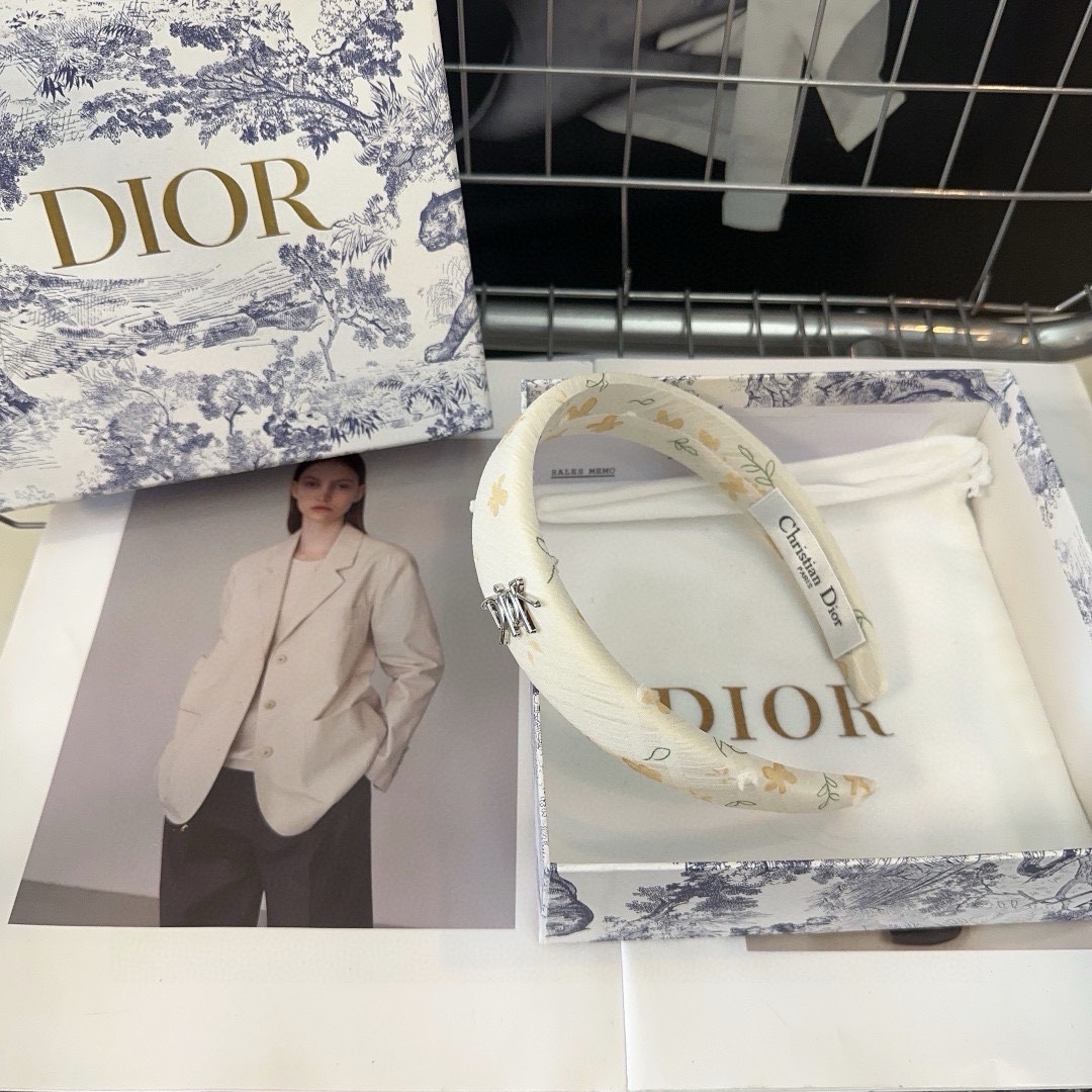 NO:285236,With packaging box Dior's new small flower headband, summer fresh series, fashionable and versatile!  Simple and practical, essential hairpins, hairpins, dior, dior, hairpins19860909配包装盒 Dior（迪奥）新款小花朵发箍,夏日小清新系列,时尚百搭！简单实用 小姐姐必备发夹,发夹,dior,dior,hairpins,accessory