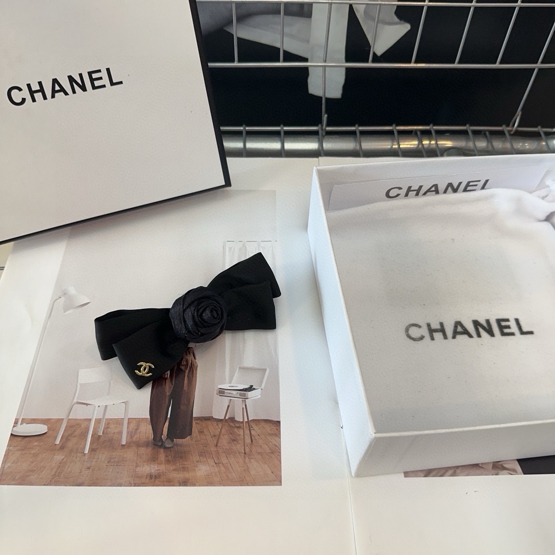NO:285251,P with packaging box Chanel (Chanel) latest small fragrance rose duckbill clip, super beautiful!  A very famous lady style, a must-have for a little fairy... Hairpins, hairpins, chanel, chanel, hairpins19860909P 配包装盒 Chanel (香奈儿)最新款小香玫瑰花鸭嘴夹,超级好看！名媛范儿十足,小仙女必备…发夹,发夹,chanel,chanel,hairpins,accessory