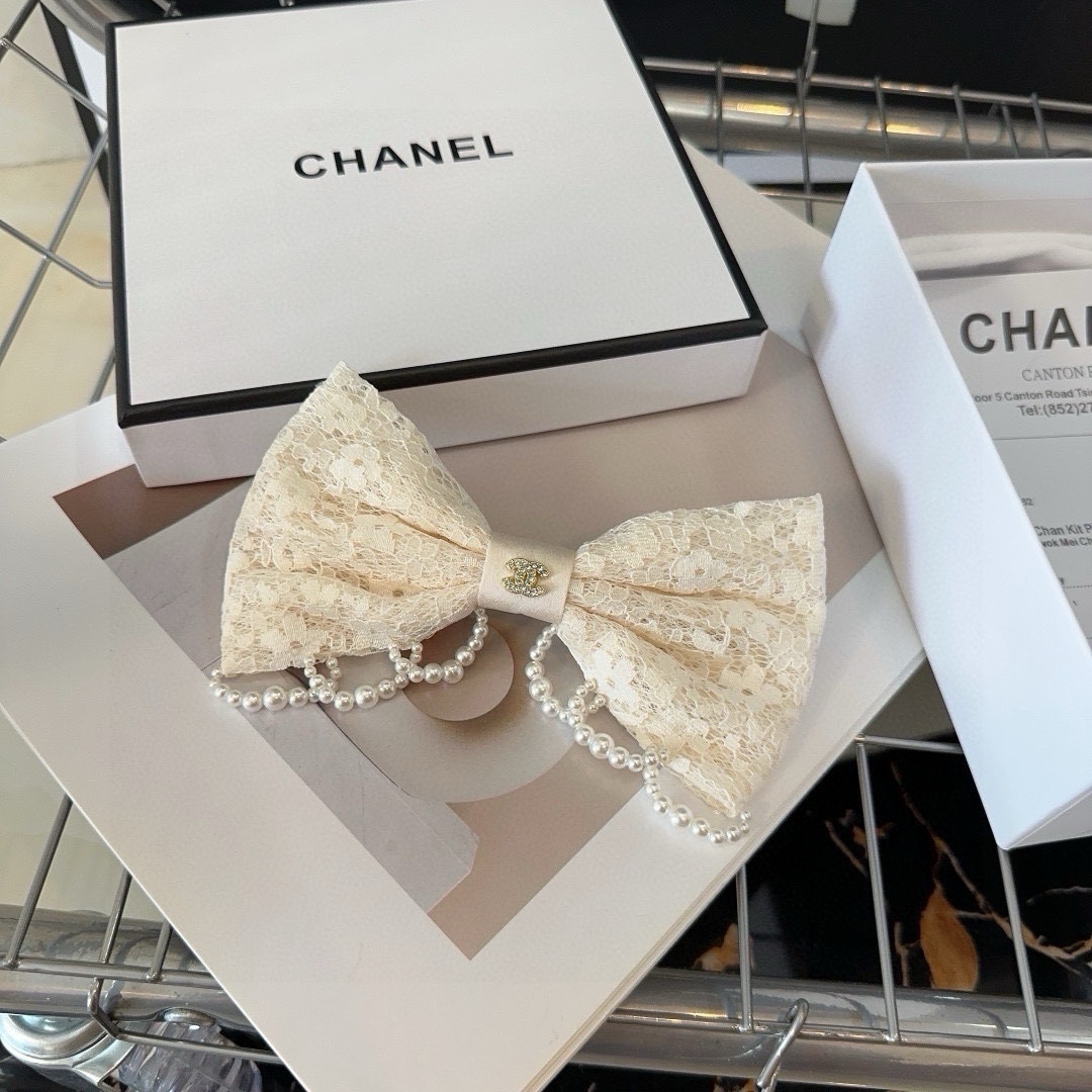 NO:285254,P with packaging box Chanel's latest small fragrance spring top clip, lace with small pearls, fashion trend!  A celebrity style, a must-have for little fairies... Hairpins, hairpins, chanel, chanel, hairpins19860909P 配包装盒 Chanel (香奈儿)最新小香弹簧顶夹,蕾丝搭配小珍珠,时尚潮流！名媛范十足,小仙女必备…发夹,发夹,chanel,chanel,hairpins,accessory
