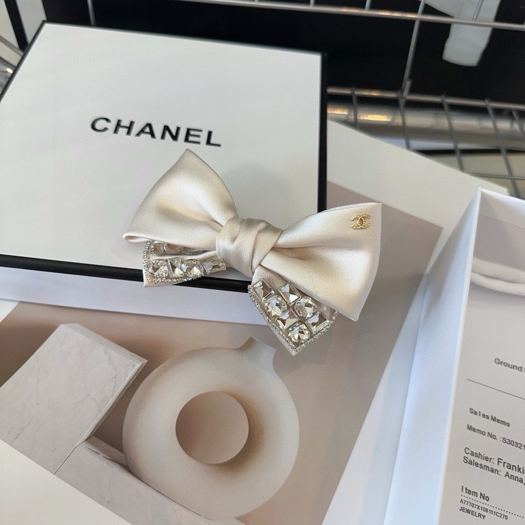 NO:285234,P with packaging box Chanel's latest small fragrant duckbill clip, simple and practical, fashionable and trendy!  A must-have for fairies…hairpins, hairpins, chanel, chanel, hairpins19860909P 配包装盒 Chanel (香奈儿)最新小香鸭嘴夹,简单实用,时尚潮流！小仙女必备…发夹,发夹,chanel,chanel,hairpins,accessory