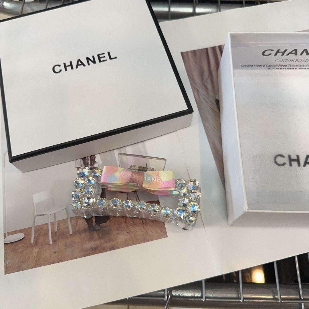 NO:285237,P with packaging box Chanel (Chanel) new small fragrance clip, the shiny little diamonds are so beautiful!  Goddess must enter hairpins, hairpins, chanel, chanel, hairpins19860909P 配包装盒 Chanel (香奈儿)新款小香抓夹,闪亮的小钻石实在太美了！女神必入哦发夹,发夹,chanel,chanel,hairpins,accessory