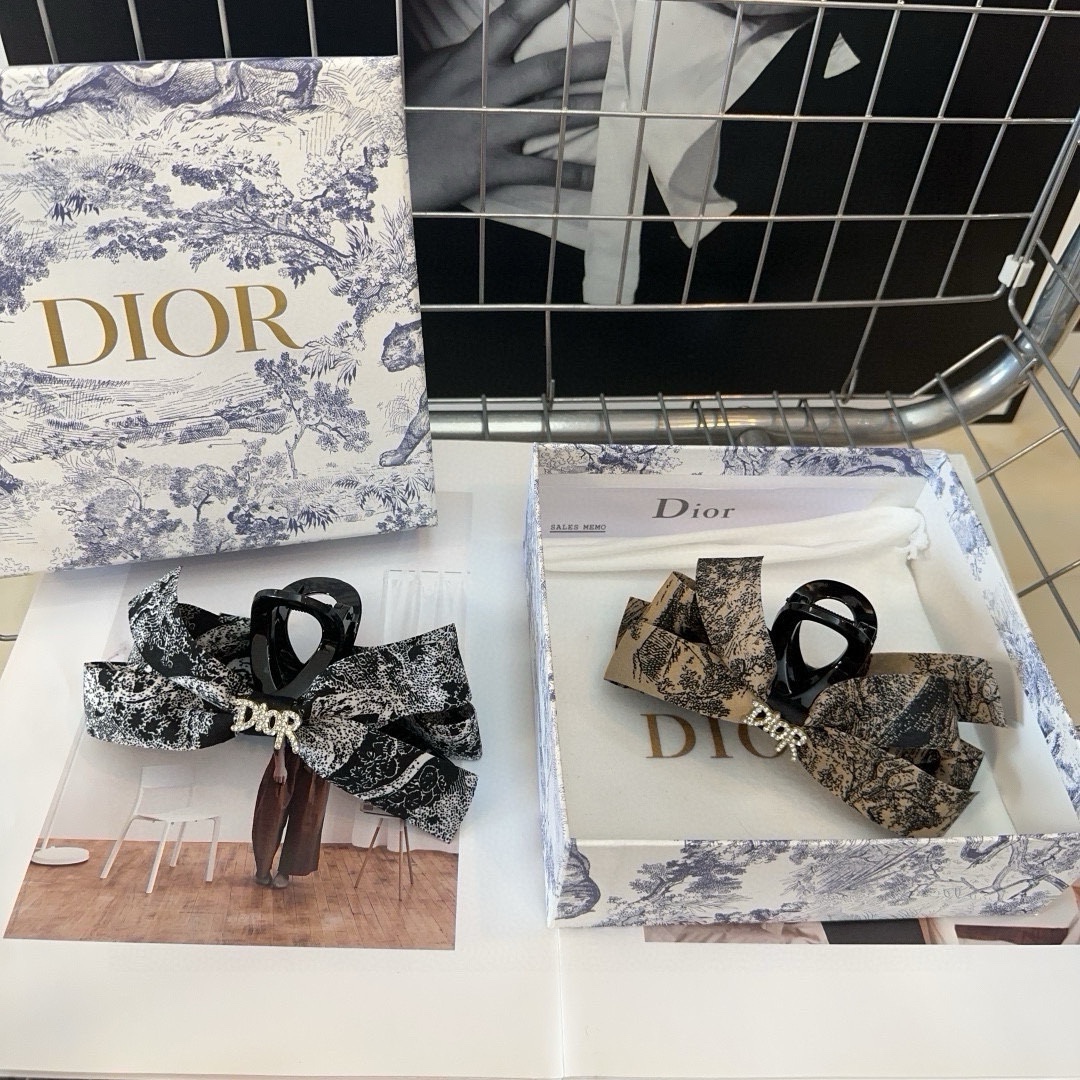 NO:285240,With packaging box Dior D's new style grab clip, simple and practical, fashionable and versatile!  A must-have hairpins, hairpins, dior, dior, dior, hairpins19860909配包装盒 Dior（迪奥）D家新款抓夹,简单实用 时尚百搭！小姐姐必备发夹,发夹,dior,dior,dior,hairpins,accessory