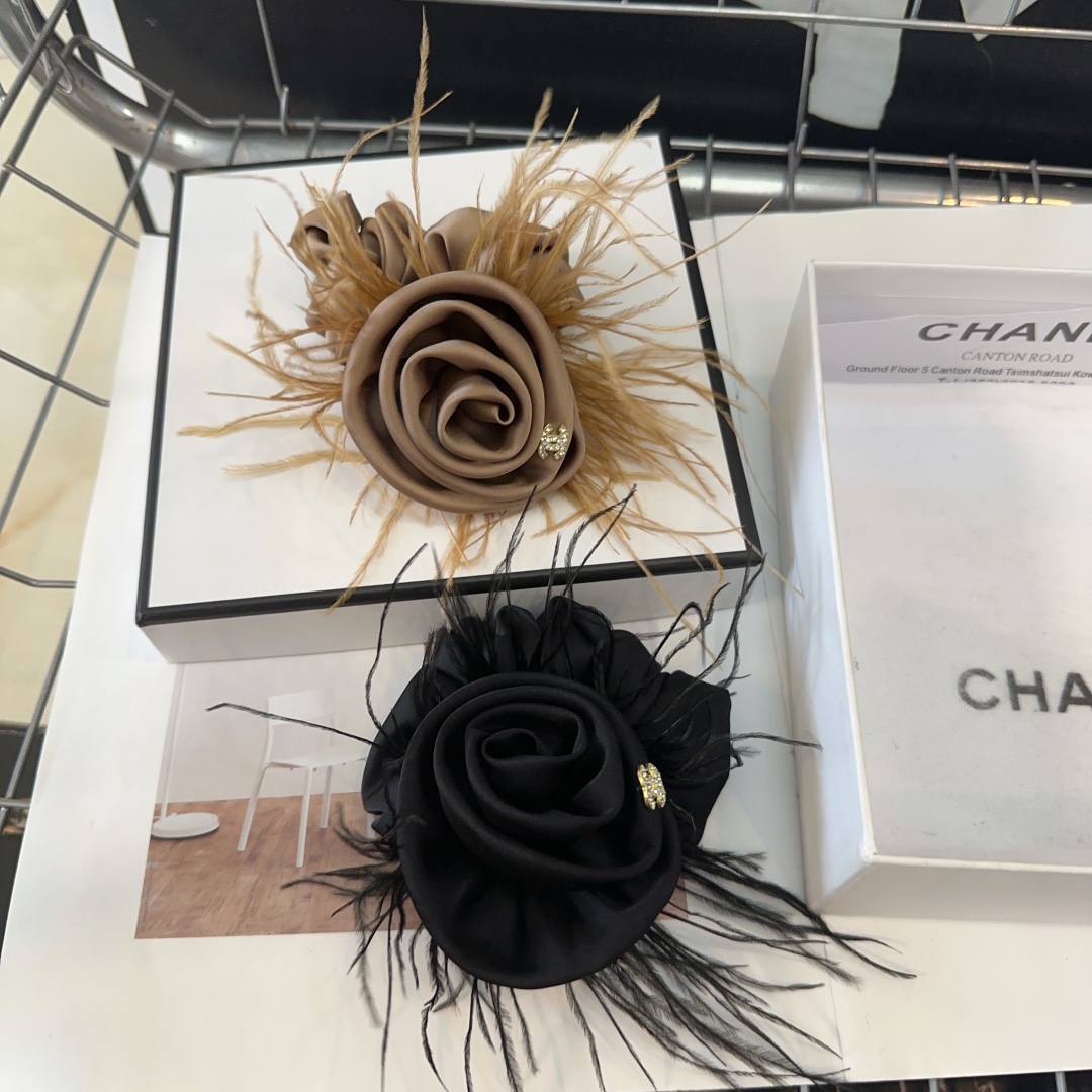 NO:285243,P with packaging box Chanel's latest small fragrance rose hair ring, simple and practical, fashionable and trendy!  The real thing looks better, the little fairy must have... hairpins, hairpins, chanel, chanel, hairpins19860909P 配包装盒 Chanel (香奈儿)最新小香玫瑰花发圈 简单实用,时尚潮流！实物更好看,小仙女必备…发夹,发夹,chanel,chanel,hairpins,accessory
