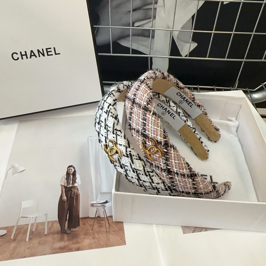 NO:285246,P with packaging box Chanel's latest small fragrant headband, new autumn and winter products!  Simple and practical, fashionable and trendy!  A must-have for fairies…hairpins, hairpins, chanel, chanel, hairpins19860909P 配包装盒 Chanel (香奈儿)最新小香发箍,秋冬新品！简单实用,时尚潮流！小仙女必备…发夹,发夹,chanel,chanel,hairpins,accessory