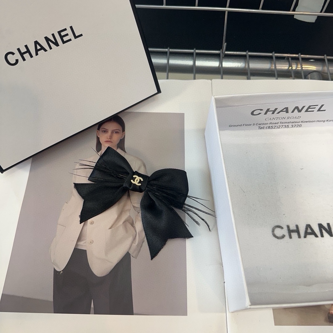 NO:285332,P with packaging box Chanel's latest small fragrant duckbill clip, super beautiful!  A very famous lady style, a must-have for a little fairy... Hairpins, hairpins, chanel, chanel, hairpins19860909P 配包装盒 Chanel (香奈儿)最新款小香鸭嘴夹,超级好看！名媛范儿十足,小仙女必备…发夹,发夹,chanel,chanel,hairpins,accessory