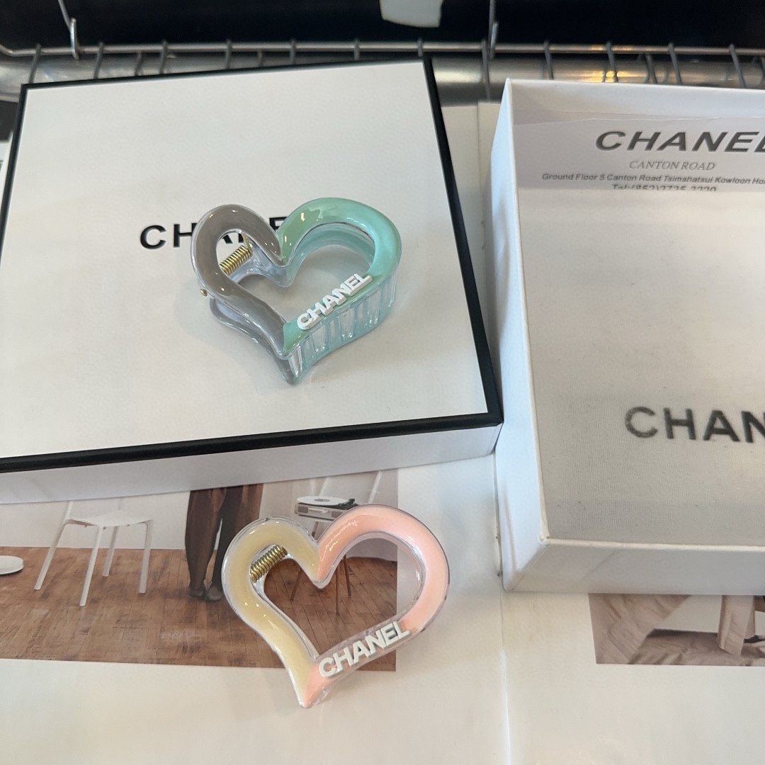 NO:285341,P with packaging box Chanel (Chanel) latest small fragrant clip half clip, sweetheart love peach, simple and practical, fashionable and trendy!  A must-have for fairies…hairpins, hairpins, chanel, chanel, hairpins19860909P 配包装盒 Chanel (香奈儿)最新小香抓夹半夹,甜心爱心桃,简单实用,时尚潮流！小仙女必备…发夹,发夹,chanel,chanel,hairpins,accessory