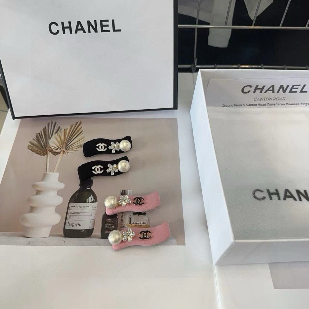 NO:285347,P with packaging box (one pair) Chanel's latest small fragrance edge clip bangs, super beautiful!  Simple and versatile, a must-have for little fairies... Hairpins, hairpins, chanel, chanel, hairpins19860909P 配包装盒（一对） Chanel (香奈儿)最新款小香边夹刘海夹,超级好看！简约百搭,小仙女必备…发夹,发夹,chanel,chanel,hairpins,accessory