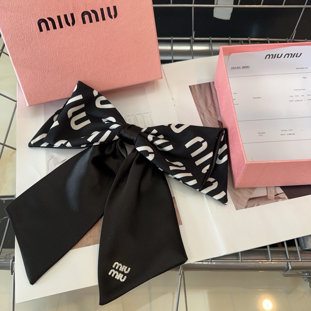 NO:285356,P with packaging box Miumiu's new letter spring clip, simple and elegant, practical and versatile, worth buying!  hairpins, hairpins, miumiu, hairpins19860909P 配包装盒 miumiu新款字母弹簧夹,简单优雅,实用百搭,值得入手！发夹,发夹,miumiu,hairpins,accessory