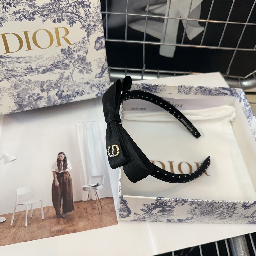 NO:285365,With packaging box Dior's new D-home headband, fashionable and versatile!  Simple and practical, essential hairpins for young ladies, hairpins, dior, dior, dior, hairpins19860909配包装盒 Dior（迪奥）新款D家发箍,时尚百搭！简单实用 小姐姐必备发夹,发夹,dior,dior,dior,hairpins,accessory