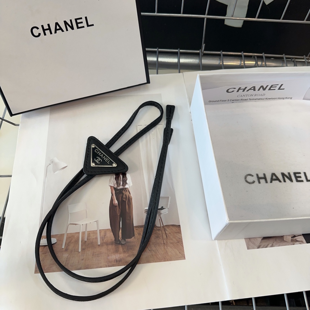 NO:285367,P with packaging box Chanel (Chanel) latest small scent multi-purpose tie, simple and practical, fashionable and trendy!  A must-have for fairies...hairpins, hairpins, chanel, chanel, hairpins, ties19860909P 配包装盒 Chanel (香奈儿)最新小香多用领带,简单实用,时尚潮流！小仙女必备…发夹,发夹,chanel,chanel,hairpins,ties,accessory