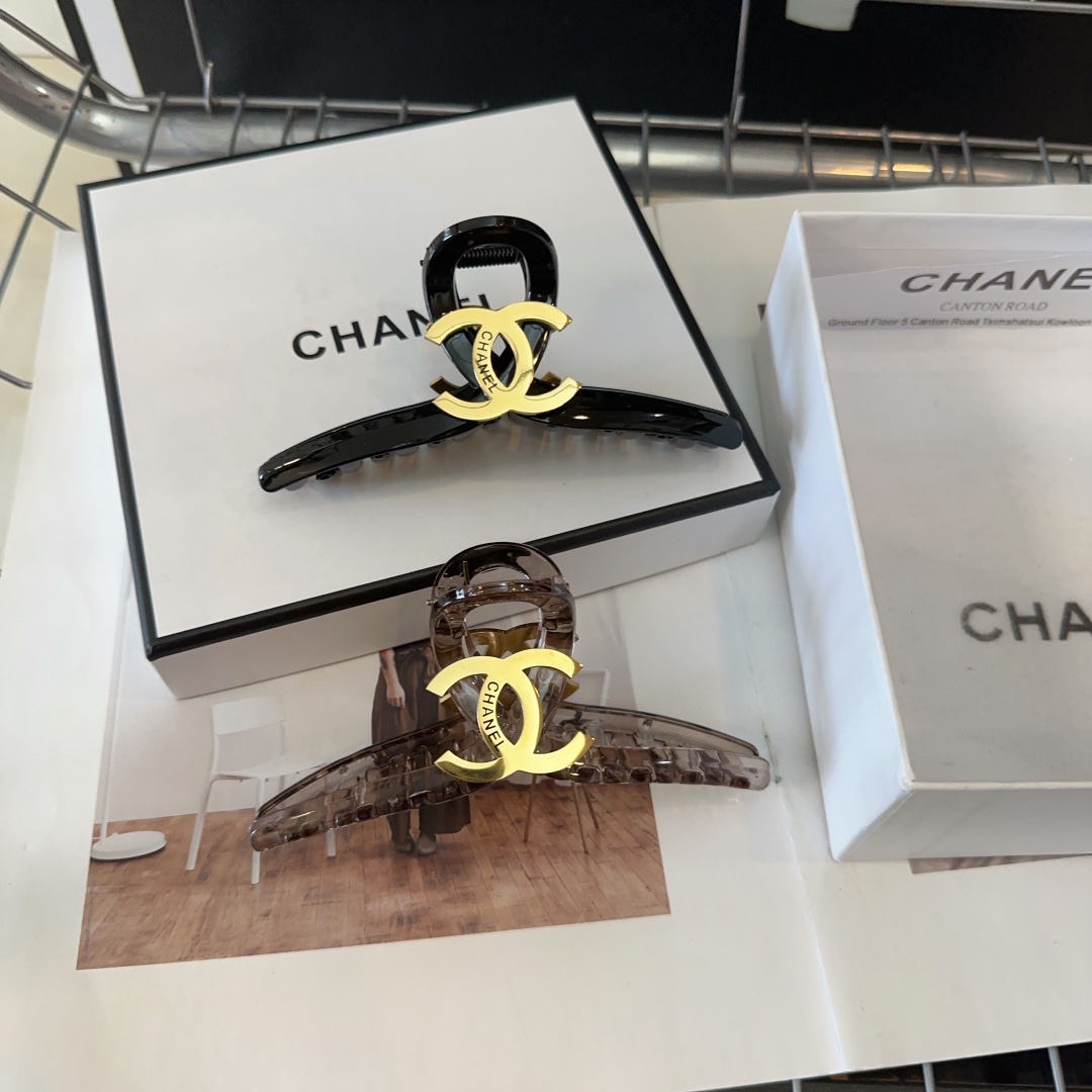 NO:285369,P with packaging box Chanel (Chanel)'s most popular new style grab clip, simple and practical!  Fashionable products: Little fairy must-eye hairpins, hairpins, chanel, chanel, hairpins19860909P 配包装盒 Chanel（香奈儿）最火爆新款抓夹,简单实用款！时尚潮品 小仙女必眼入发夹,发夹,chanel,chanel,hairpins,accessory