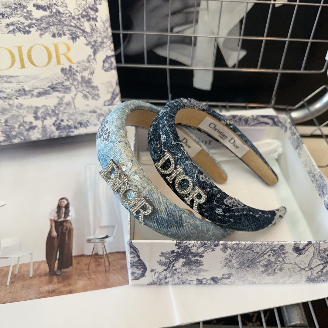 NO:285360,With packaging box Dior D's new headband, denim series, fashionable and versatile!  Simple and practical, essential hairpins for young ladies, hairpins, dior, dior, dior, hairpins19860909配包装盒 Dior（迪奥）D家新款发箍,牛仔布系列,时尚百搭！简单实用 小姐姐必备发夹,发夹,dior,dior,dior,hairpins,accessory