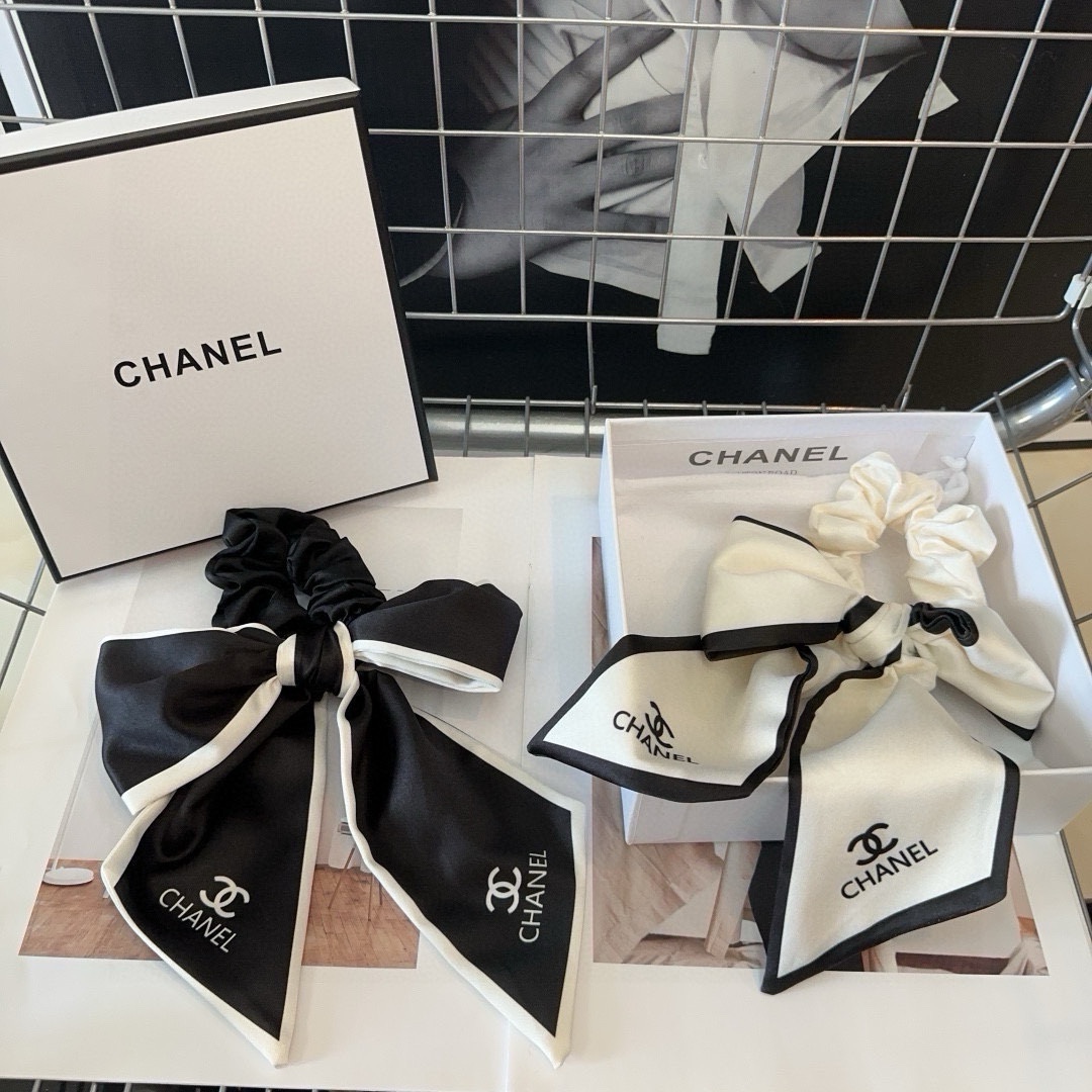 NO:285370,P with packaging box Chanel's latest small fragrance hair ring, super beautiful!  A very famous lady style, a must-have hairpin for fairies, hairpins, chanel, chanel, hairpins19860909P 配包装盒 Chanel (香奈儿)最新款小香发圈,超级好看！名媛范儿十足,小仙女必备发夹,发夹,chanel,chanel,hairpins,accessory