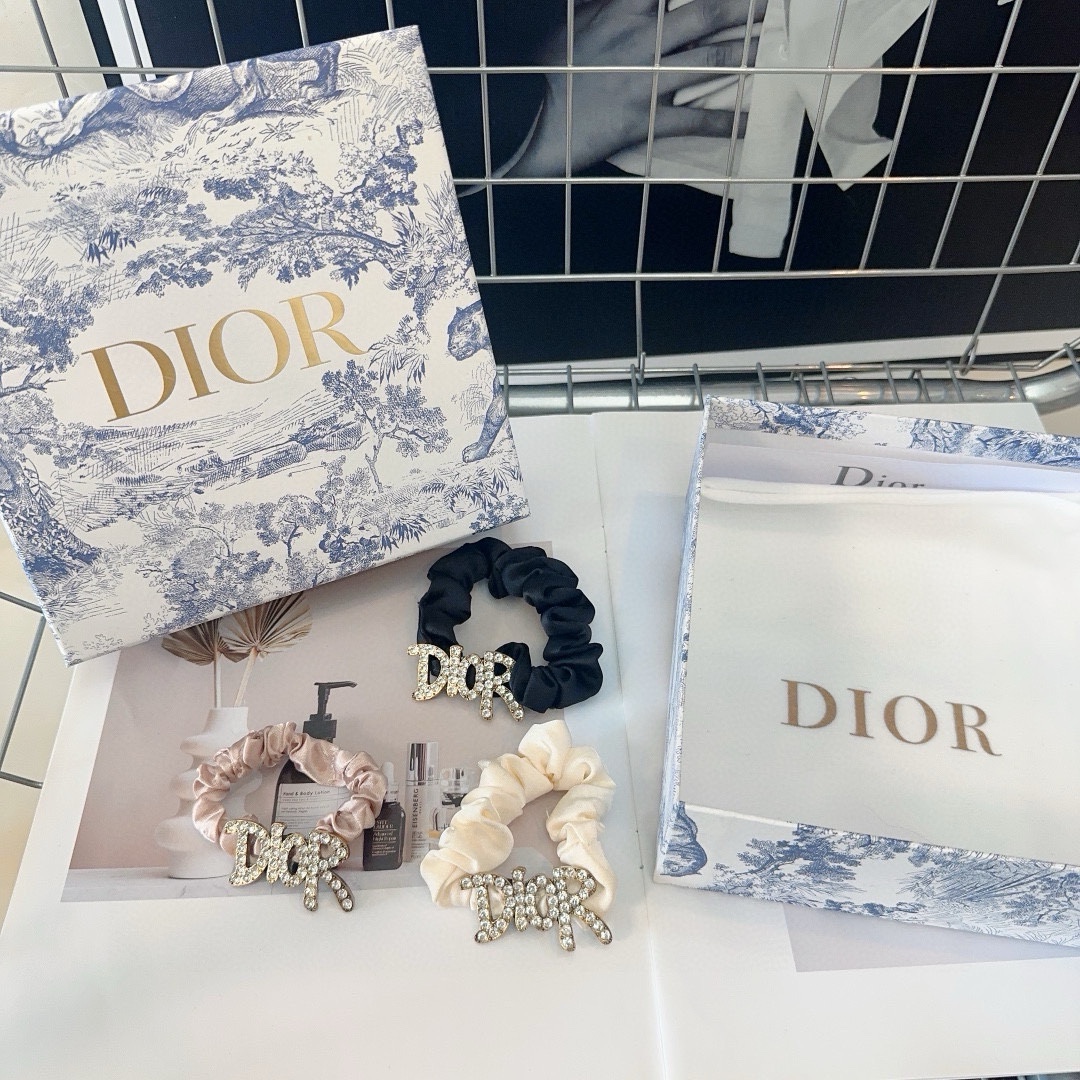 NO:285372,P packing box Dior new style D letter hair ring, shiny little diamond, simple and versatile, fashion items must-have hairpins, hairpins, dior, dior, hairpins19860909P 配包装盒 Dior（迪奥）新款 D字母发圈,闪亮小钻石,简单又百搭,时尚单品 小姐姐必备发夹,发夹,dior,dior,hairpins,accessory
