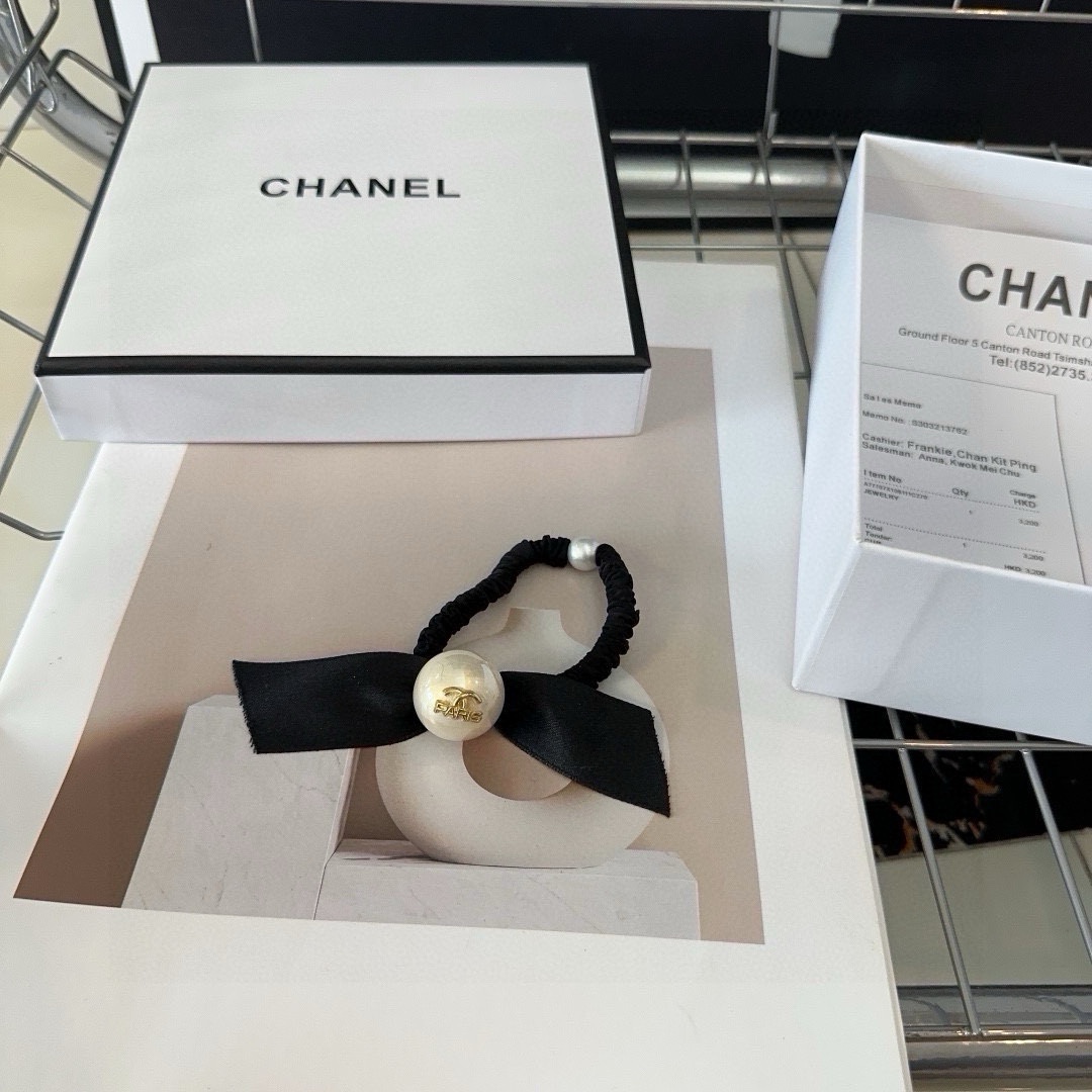 NO:285374,P with packaging box Chanel's latest pearl hair rope, super beautiful!  A very famous lady style, a must-have for a little fairy... Hairpins, hairpins, chanel, chanel, hairpins19860909P 配包装盒 Chanel (香奈儿)最新款珍珠发绳,超级好看！名媛范儿十足,小仙女必备…发夹,发夹,chanel,chanel,hairpins,accessory