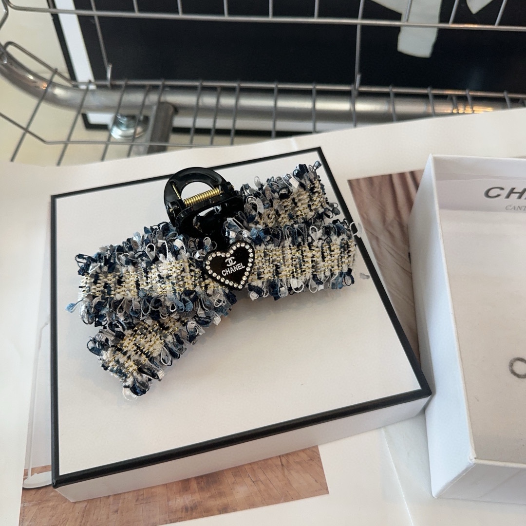 NO:285377,P with packaging box Chanel (Chanel) latest small fragrance clip, new autumn and winter products, super beautiful!  A very famous lady style, a must-have for a little fairy... Hairpins, hairpins, chanel, chanel, hairpins19860909P 配包装盒 Chanel (香奈儿)最新款小香抓夹,秋冬新品,超级好看！名媛范儿十足,小仙女必备…发夹,发夹,chanel,chanel,hairpins,accessory